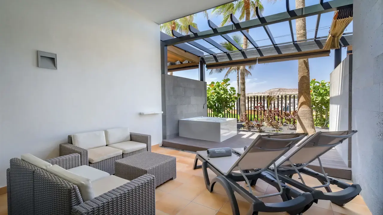 Prywatny taras z jacuzzi w Barcelo Fuerteventura Castillo