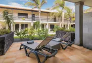 Widok na budynek i taras w Barcelo Fuerteventura Castillo