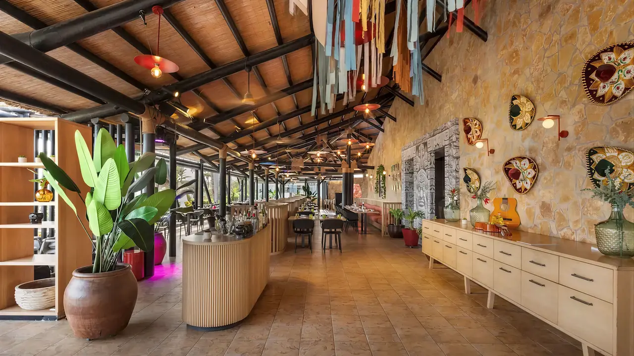 Wnętrze restauracji w Barcelo Fuerteventura Castillo z drewnianymi meblami