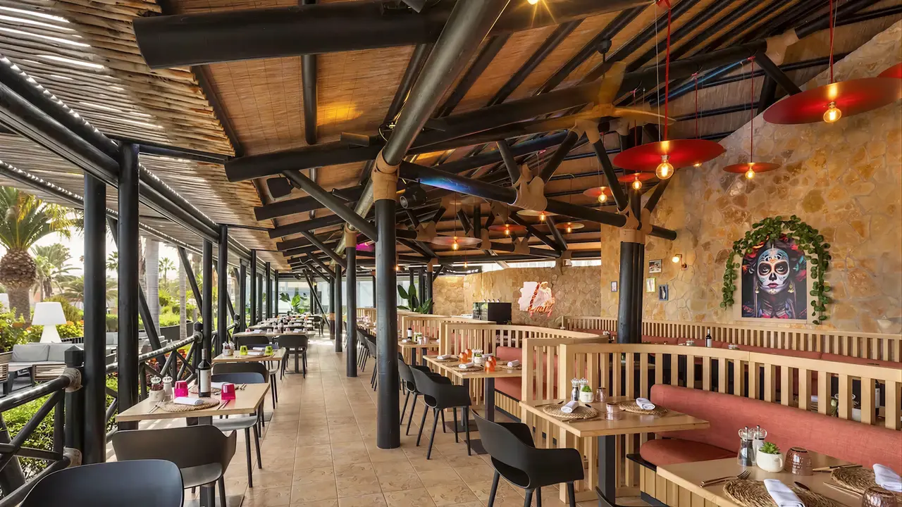 Restauracja w Barcelo Fuerteventura Castillo z drewnianymi stołami