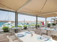 Restauracja w Barcelo Fuerteventura Castillo z widokiem na port