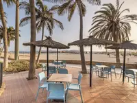 Taras z parasolami przy plaży w Barcelo Fuerteventura Castillo
