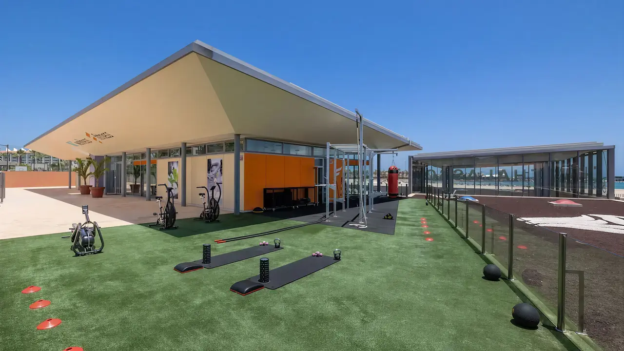 strefa fitness na świeżym powietrzu w Barcelo Fuerteventura Castillo