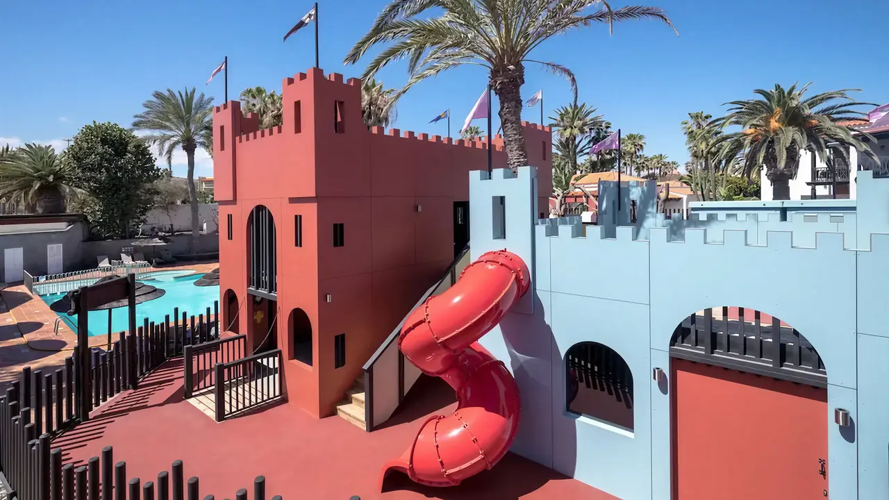 Zjeżdżalnia wodna w Barcelo Fuerteventura Castillo w kształcie zamku