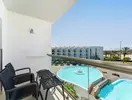 Balkon z widokiem na basen w Barcelo Fuerteventura Mar