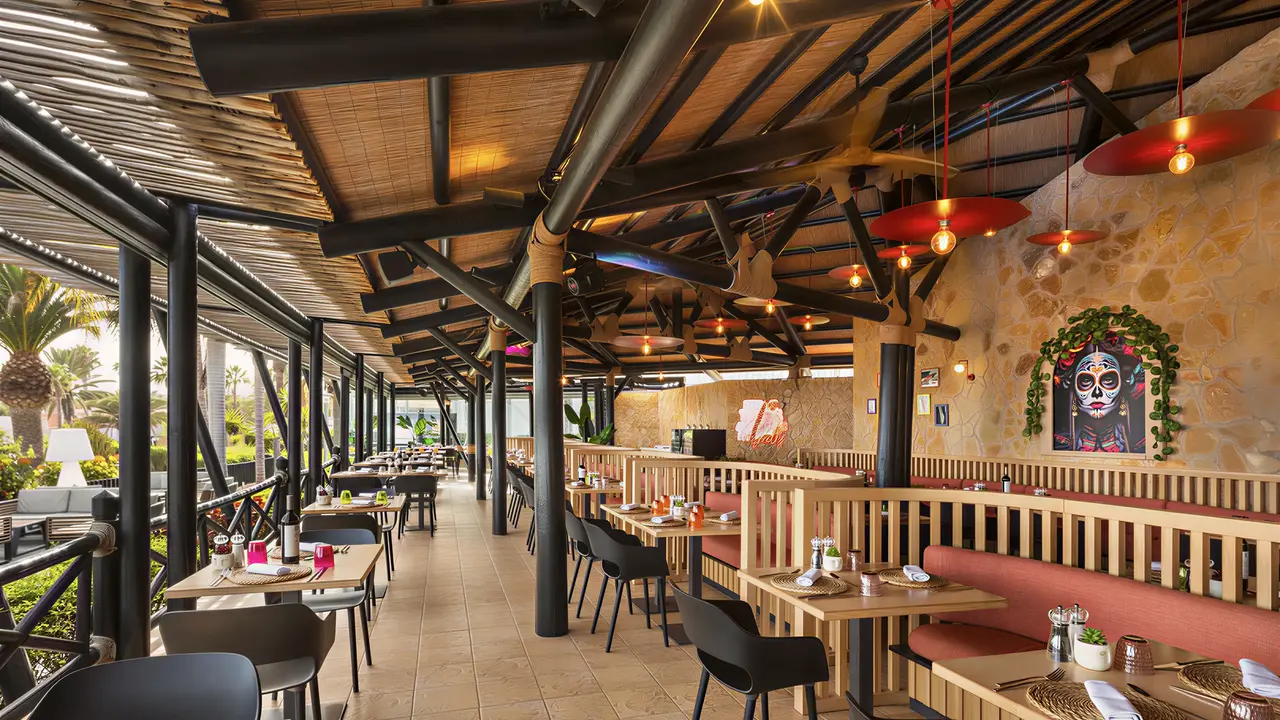Restauracja w Barcelo Fuerteventura Mar z drewnianym zadaszeniem