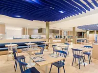 Jadalnia z niebieskimi krzesłami w Barcelo Fuerteventura Mar