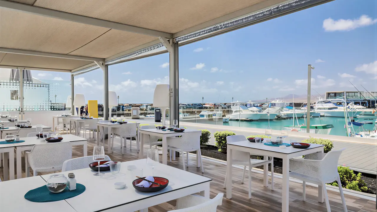 Restauracja w Barcelo Fuerteventura Mar z widokiem na port