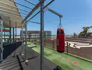 Siłownia zewnętrzna z workiem bokserskim w Barcelo Fuerteventura Mar