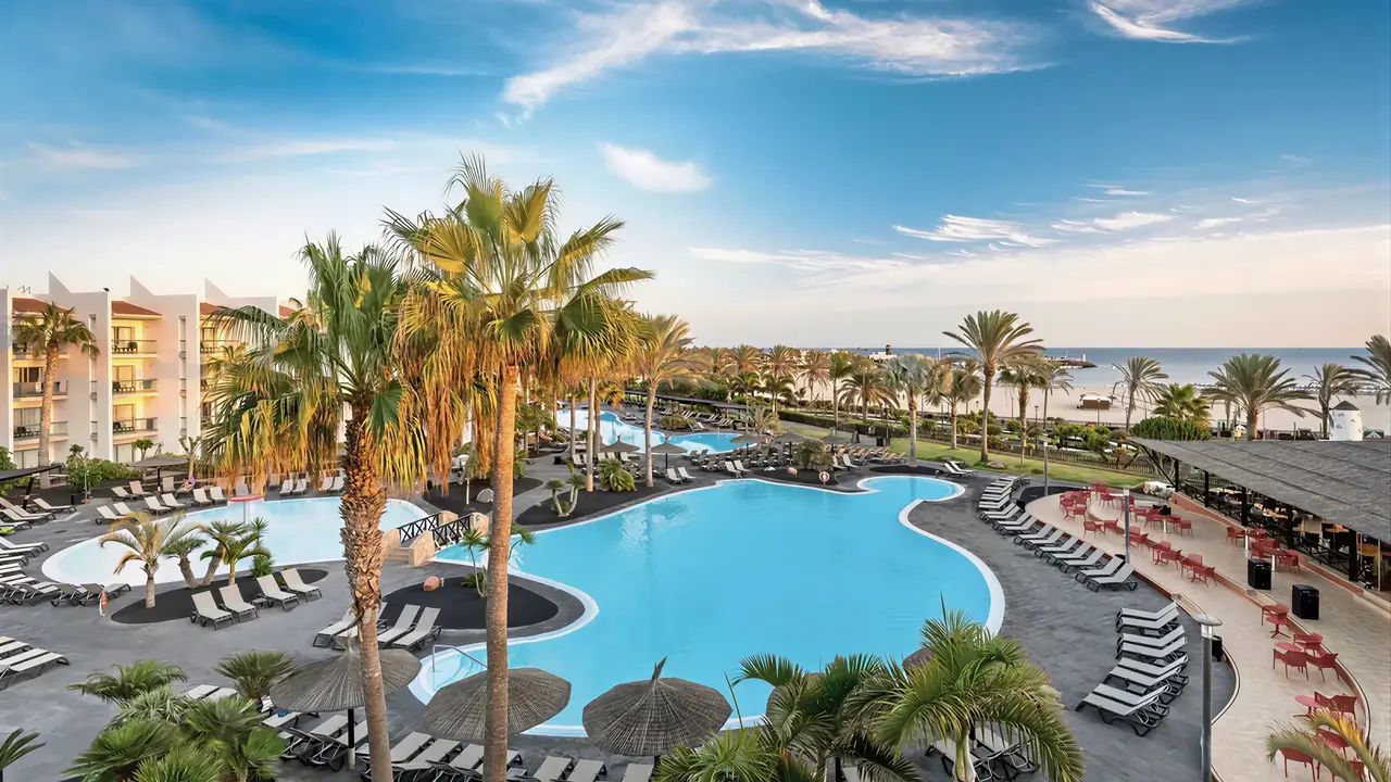 Widok na kompleks basenów w Barcelo Fuerteventura Mar