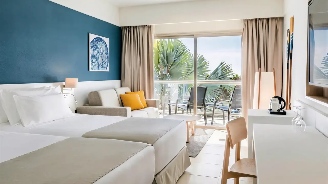 Pokój z łóżkami i balkonem w Barcelo Fuerteventura Mar