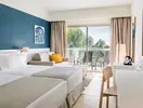 Pokój z łóżkami i balkonem w Barcelo Fuerteventura Mar