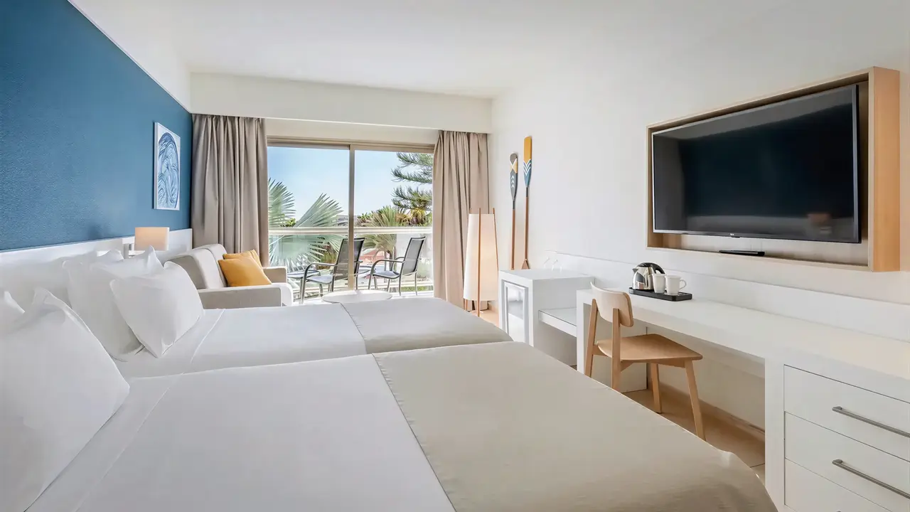 Nowoczesny pokój z łóżkami w Barcelo Fuerteventura Mar