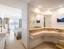Nowoczesny pokój z łazienką w Barcelo Fuerteventura Mar