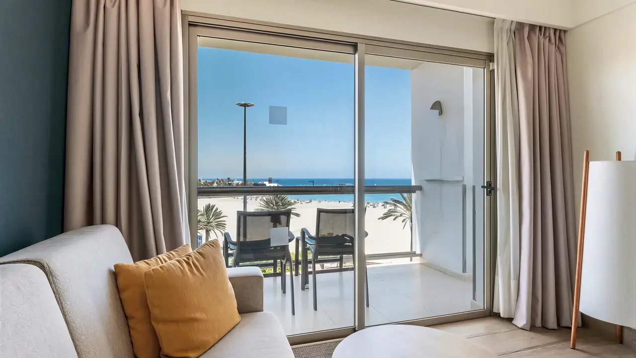 Wnętrze pokoju z balkonem w Barcelo Fuerteventura Mar