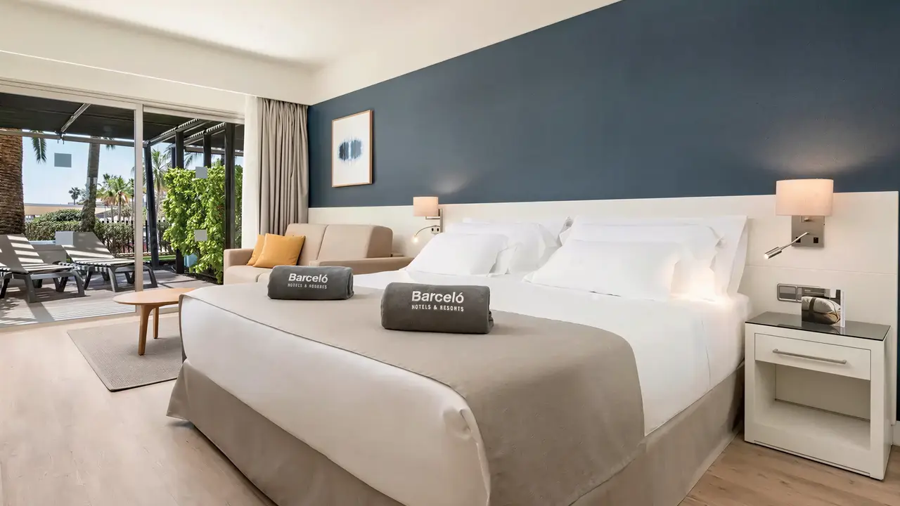 Nowoczesny pokój z łóżkiem w Barcelo Fuerteventura Mar