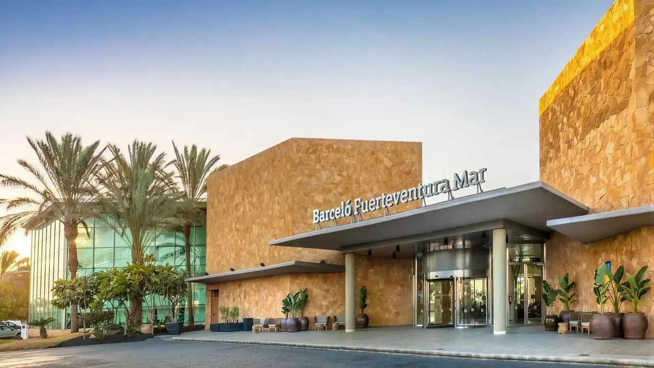 Elewacja i wejście do Barcelo Fuerteventura Mar