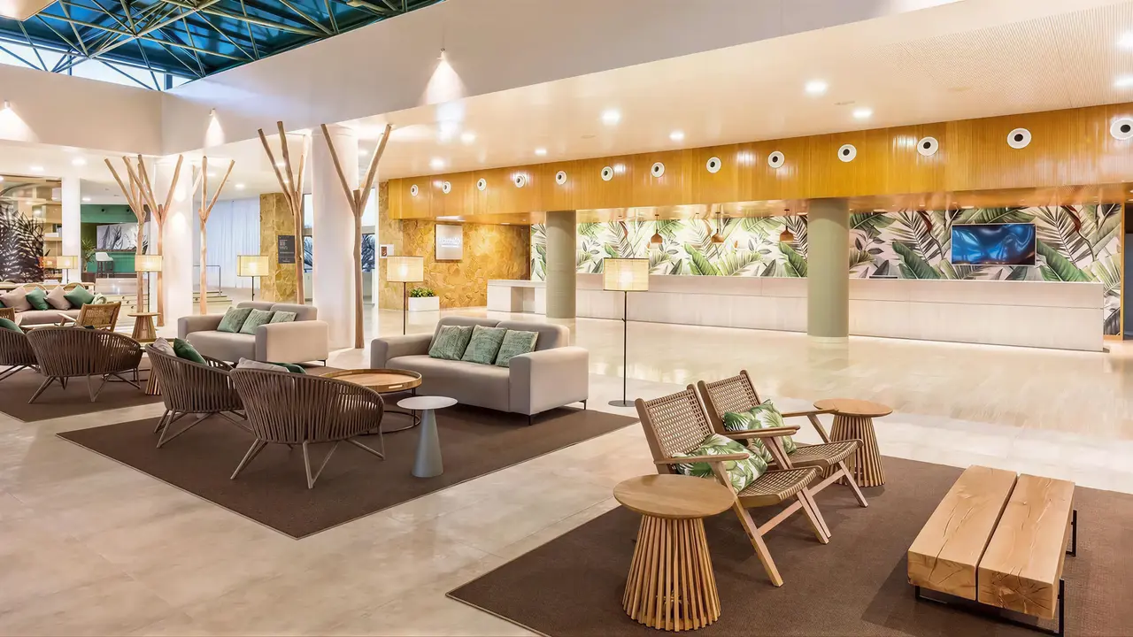 Nowoczesne lobby w hotelu Barcelo Fuerteventura Mar z wypoczynkiem