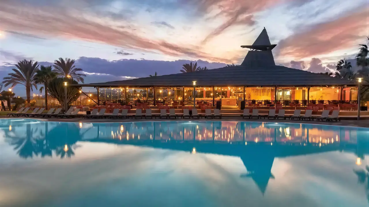 Basen i budynek w Barcelo Fuerteventura Mar o zachodzie słońca