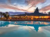 Basen i budynek w Barcelo Fuerteventura Mar o zachodzie słońca