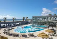 Basen w hotelu Barcelo Fuerteventura Mar z leżakami