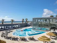 Basen w hotelu Barcelo Fuerteventura Mar z leżakami