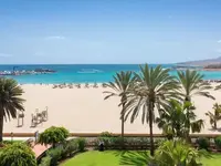 Piaszczysta plaża z palmami w Barcelo Fuerteventura Mar