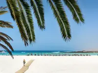Plaża z białym piaskiem w Barcelo Fuerteventura Mar