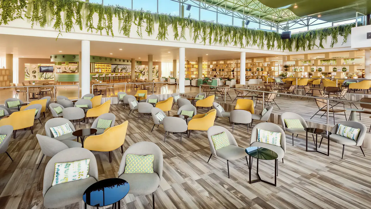 Wnętrze lobby z fotelami w Barcelo Fuerteventura Mar