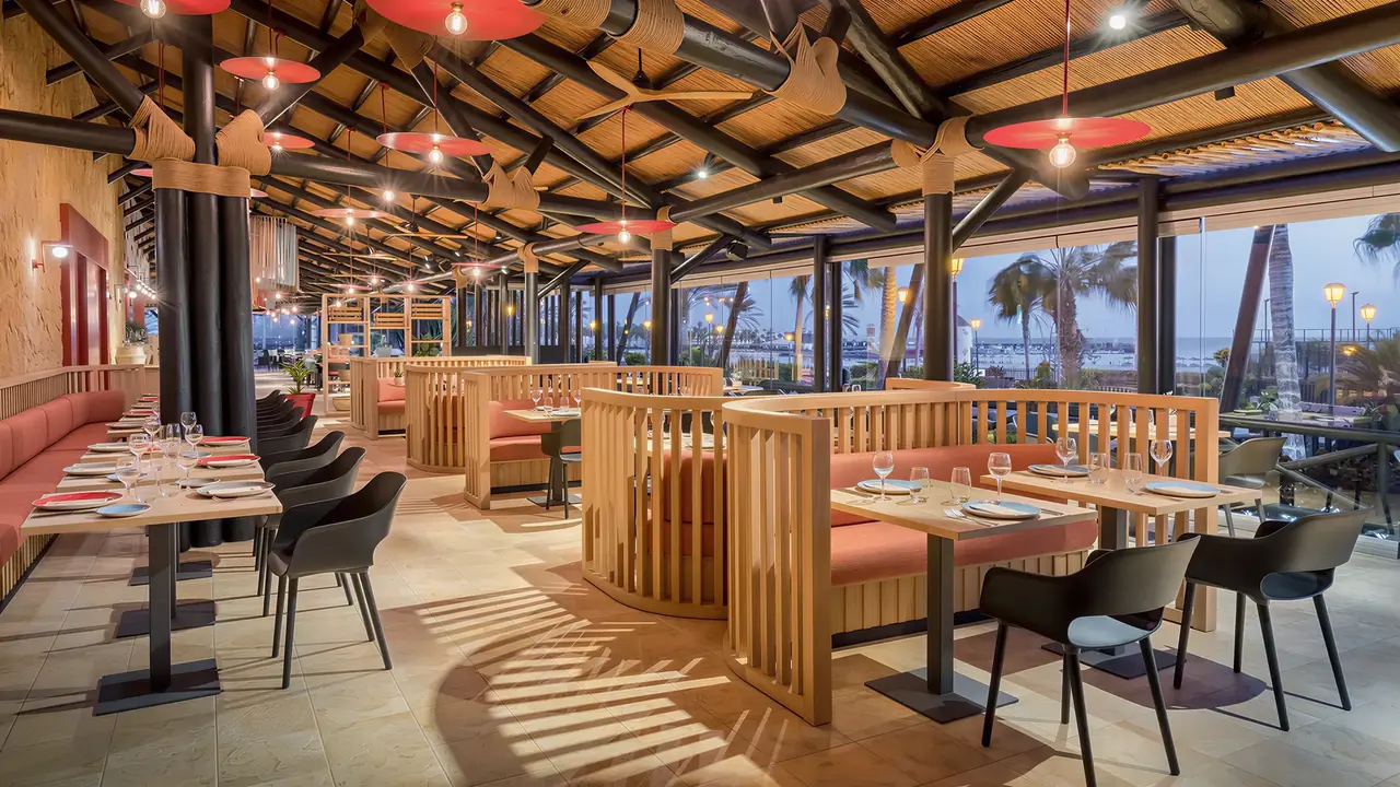 Restauracja w Barcelo Fuerteventura Mar z drewnianymi meblami