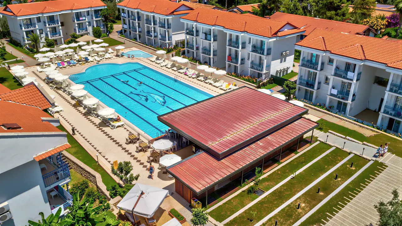 Widok na kompleks budynków i basen Belcekum Beach
