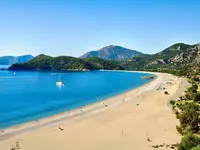 Piaszczysta plaża i błękitne morze w Belcekum Beach