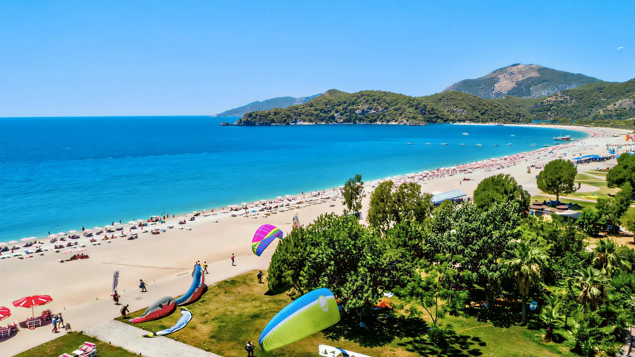 Kitesurfing na plaży w Belcekum Beach