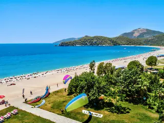 Kitesurfing na plaży w Belcekum Beach