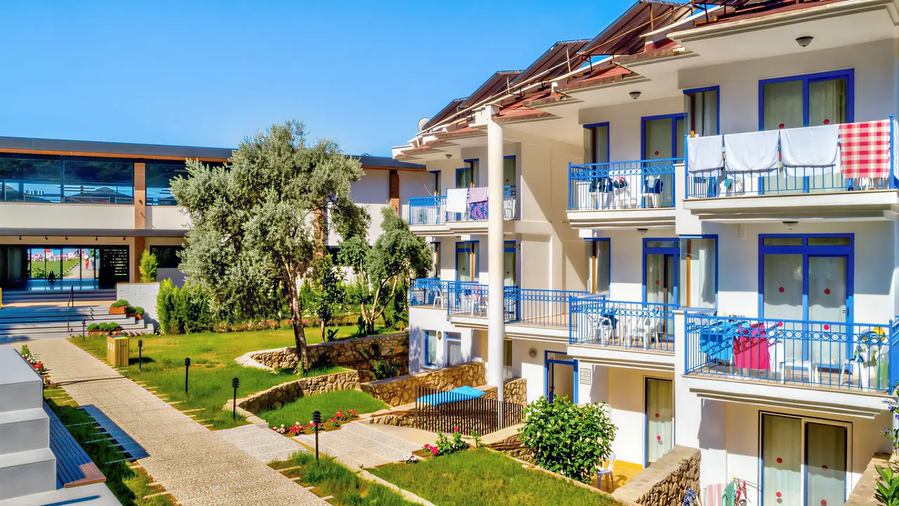 Budynki i teren zewnętrzny w Belcekum Beach