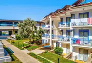 Budynki i teren zewnętrzny w Belcekum Beach