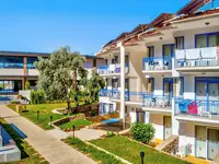 Budynki i teren zewnętrzny w Belcekum Beach