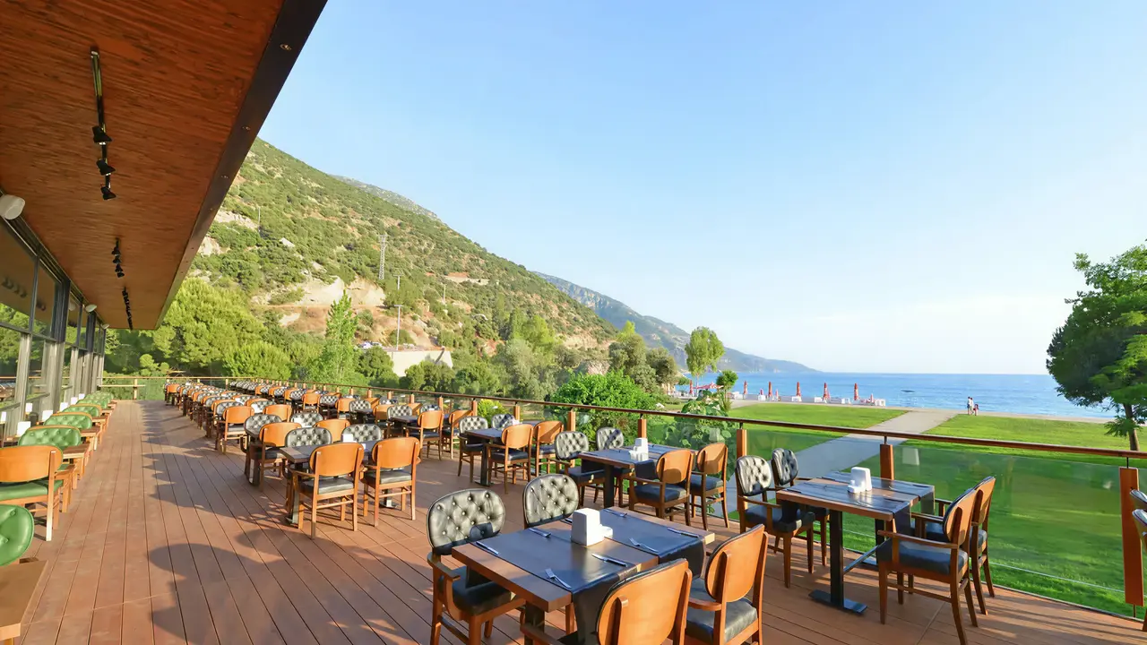 Restauracja na tarasie w Belcekum Beach z widokiem