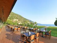 Restauracja na tarasie w Belcekum Beach z widokiem