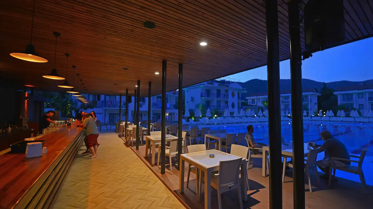 Bar nad basenem w Belcekum Beach