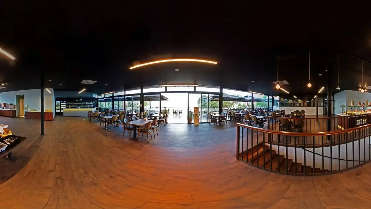 Restauracja w hotelu Belcekum Beach z drewnianą podłogą