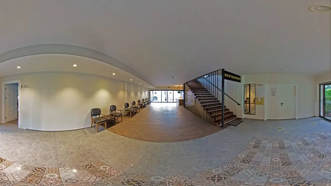 Wnętrze lobby w Belcekum Beach z wygodnymi fotelami