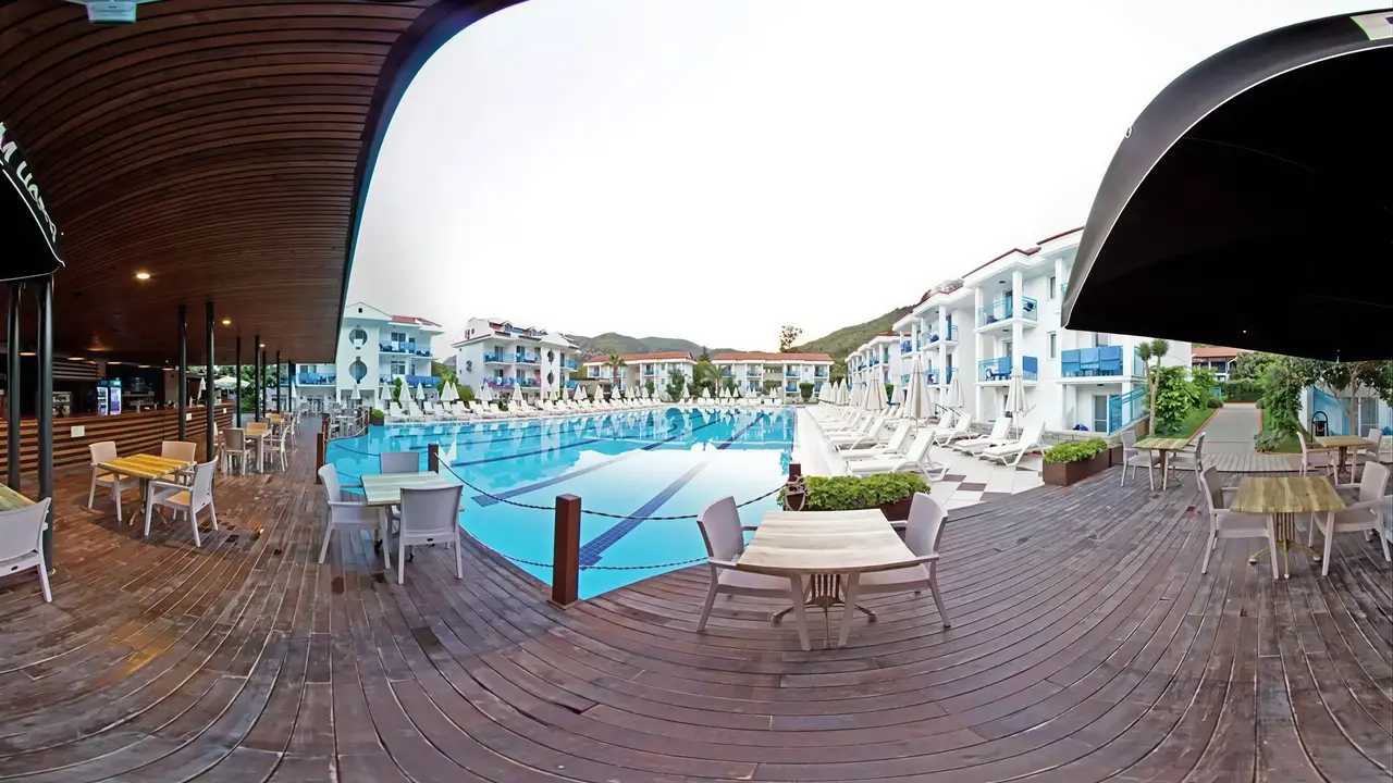 Basen i taras z meblami w Belcekum Beach