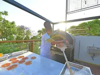 Kucharz przygotowuje pizzę w Belcekum Beach