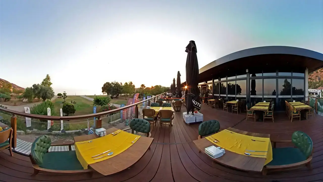 Taras restauracyjny w Belcekum Beach z żółtymi obrusami