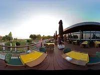 Taras restauracyjny w Belcekum Beach z żółtymi obrusami