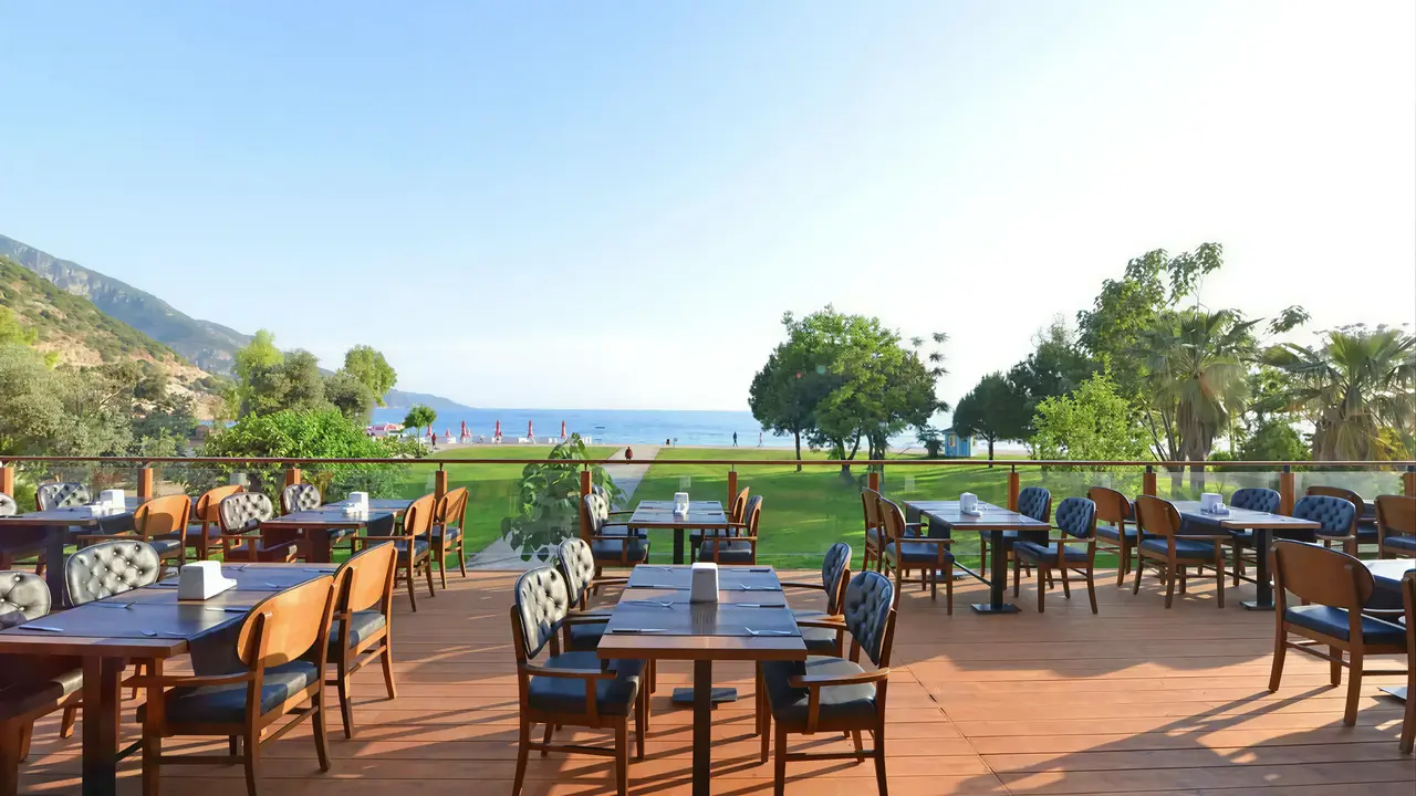Taras restauracyjny w Belcekum Beach z widokiem na morze