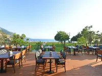 Taras restauracyjny w Belcekum Beach z widokiem na morze