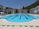Basen z leżakami w Belcekum Beach