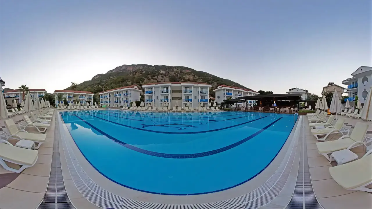 Basen z leżakami w hotelu Belcekum Beach